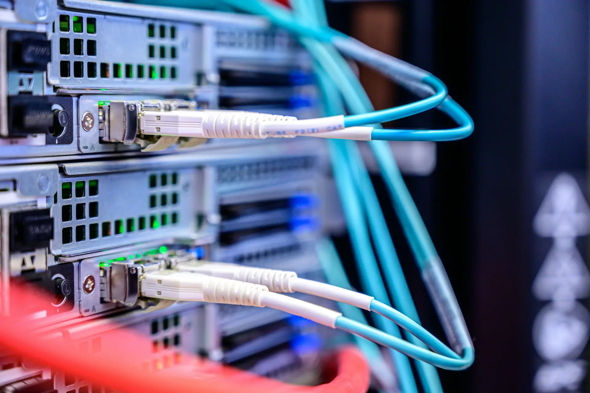 Netwerkkabels aangesloten op serverhardware in een datacenteromgeving