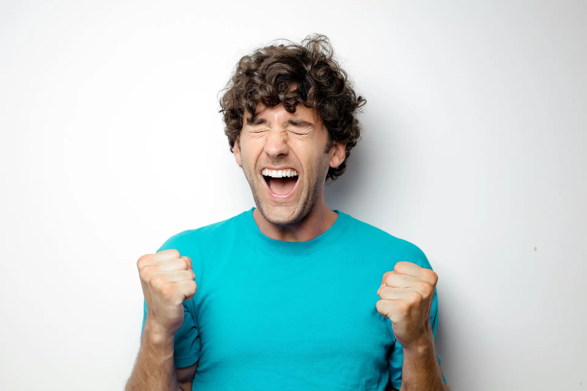 Blije man juicht met gebalde vuisten na succesvol technisch IT-onderhoud