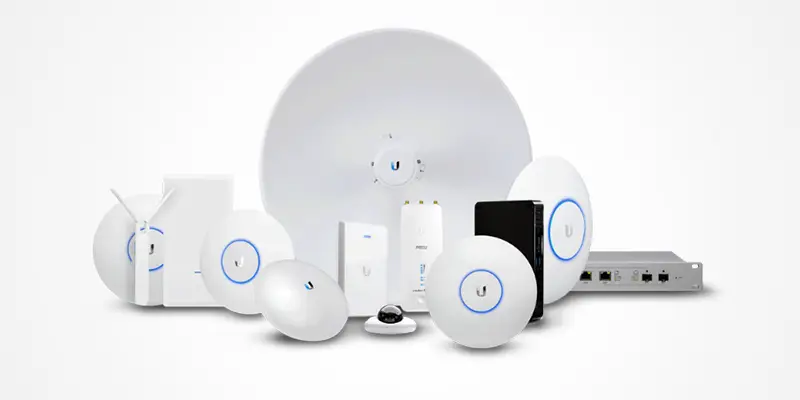 blue-bee-media-ubiquiti Overzicht van verschillende Ubiquiti netwerkapparaten zoals access points, switches en antennes